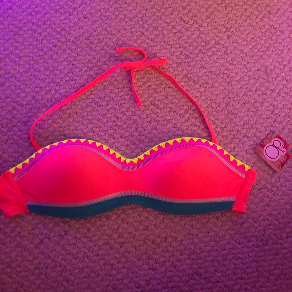This vibrant top is brand new!